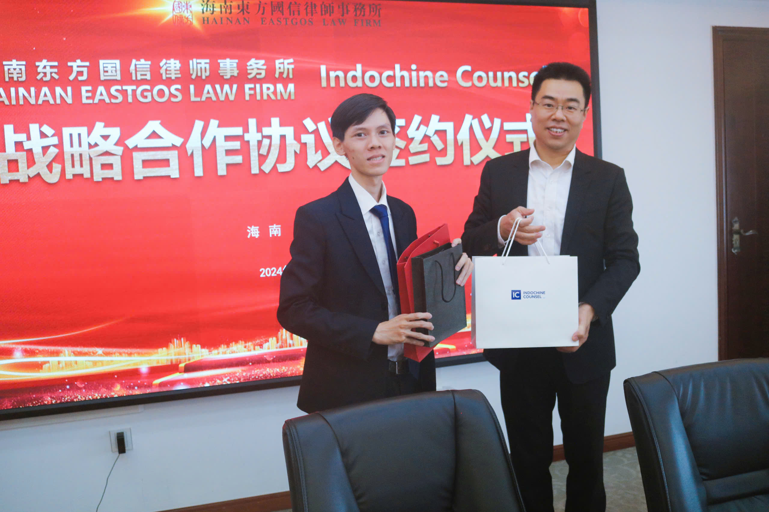 Mr. Tuan Pham (Indochine Counsel) and Mr. Li Jun (Hainan Eastgos Law Firm) exchange gifts during the meeting between the two firms.