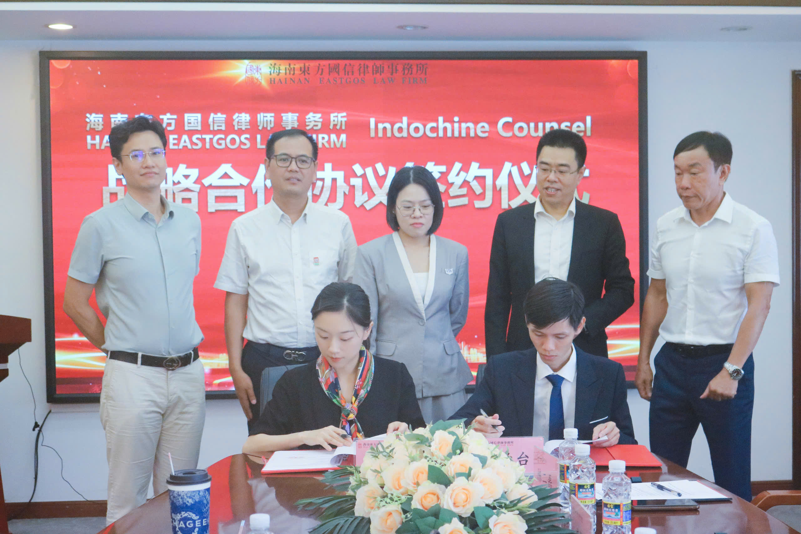 Photo describing Mr. Pham Viet Tuan (Indochine Counsel) signed the Memorandum of Understanding with Ms. Liao Xiaomin (Hainan Eastgos Law Firm)