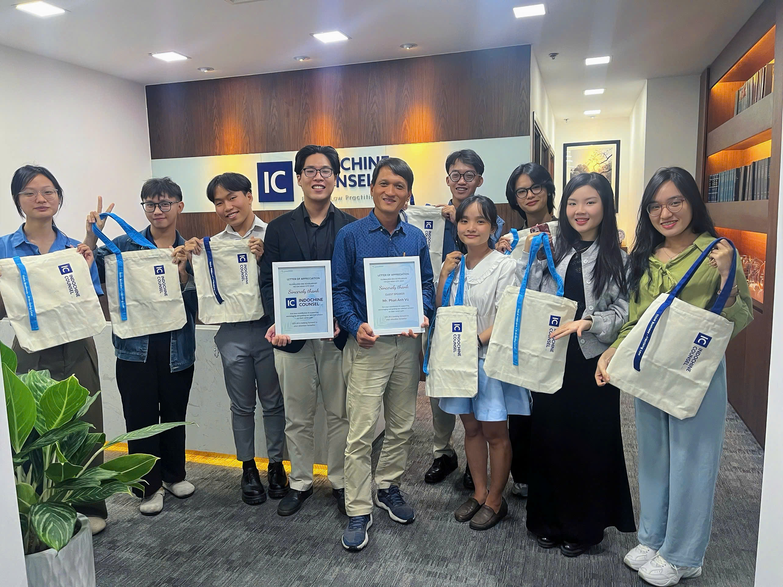 Mr. Phan Anh Vu and the GES HCM 24 members with gifts